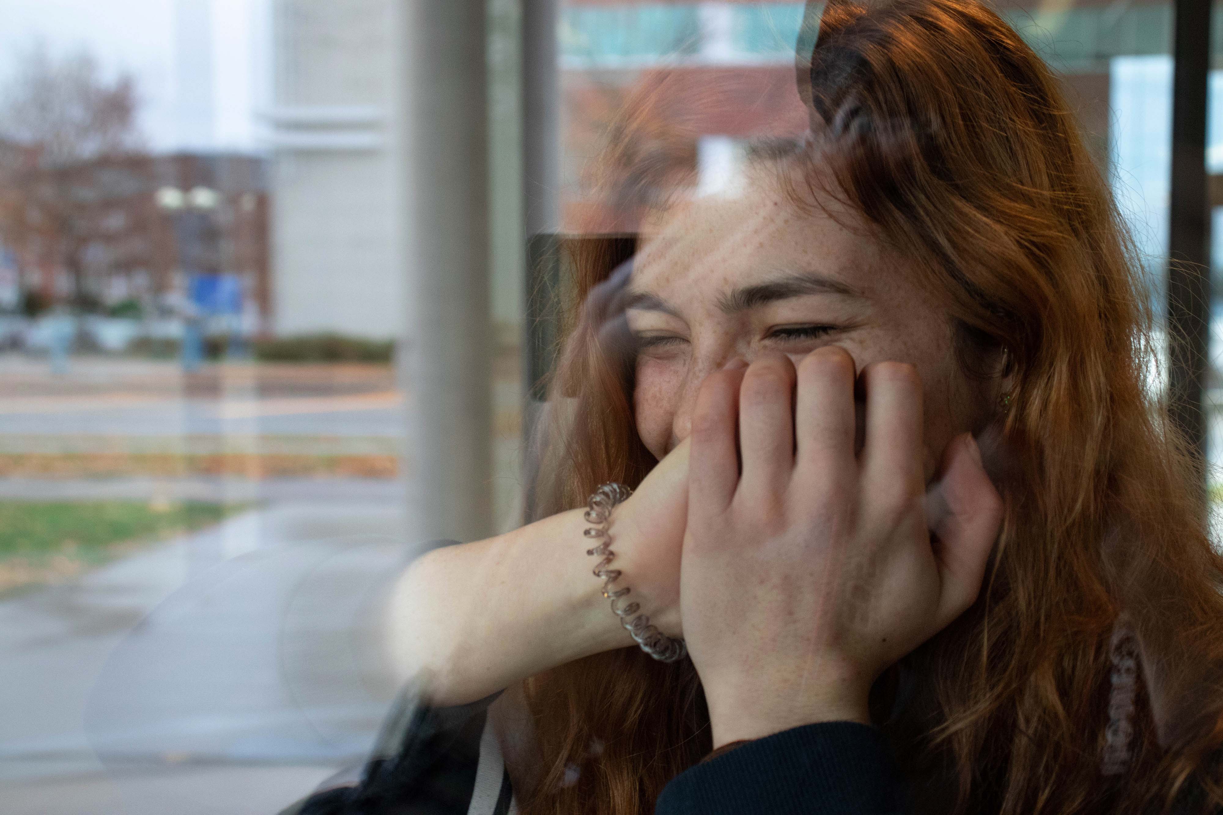 moi caché par une fenêtre